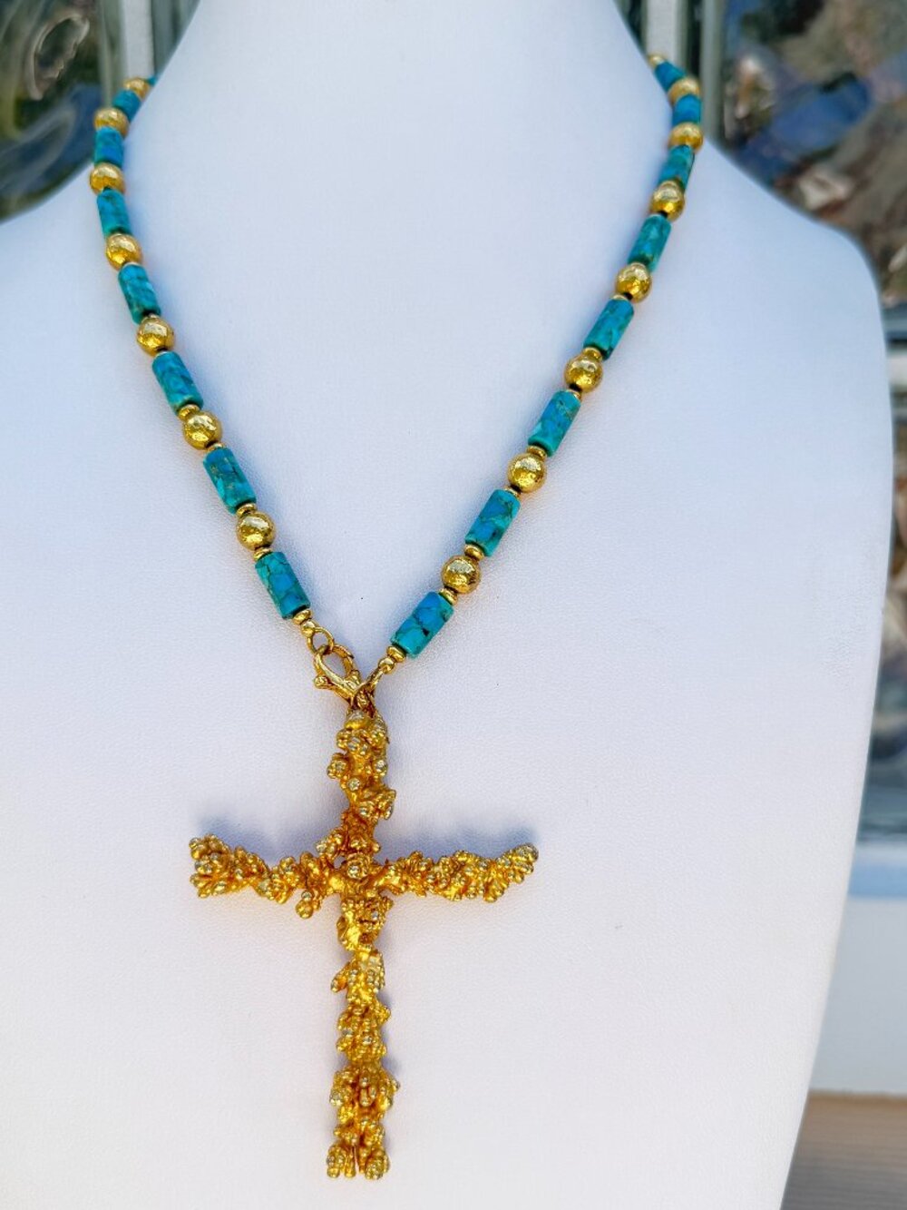 Vintage Escrusca of Italy Necklace. Gold Tone Cross Pendant.